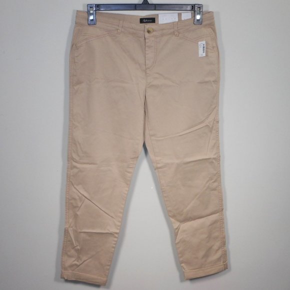 New Reitmans women 2 cropped pants & 1 short - Picture 4 of 6